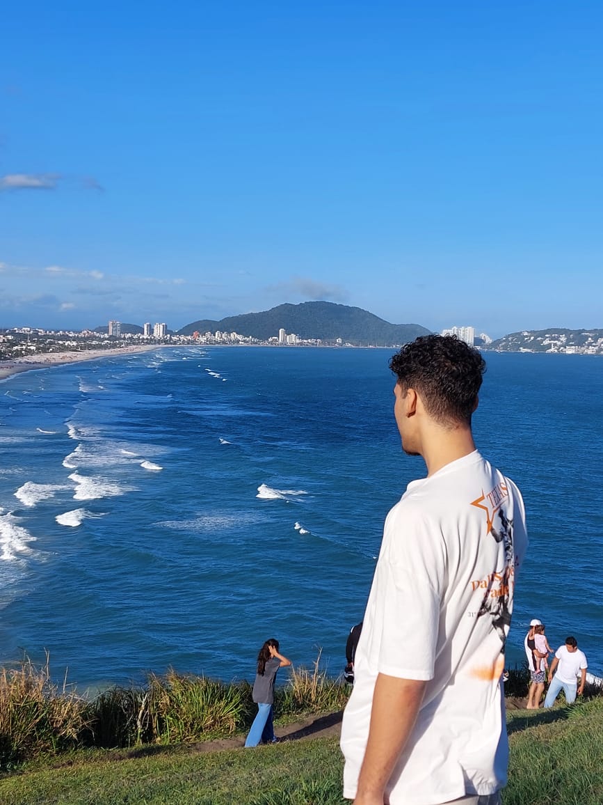 Imagem minha olhando pra praia